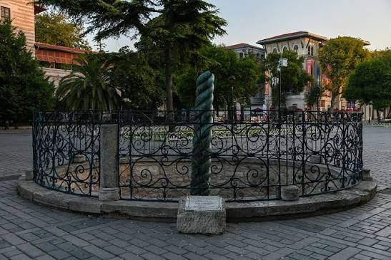 Serpentine Column