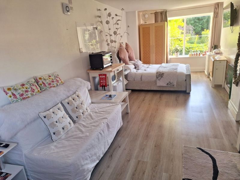 Luxurious Entire Studio in Axminster Suitable for, Axminster, United Kingdom