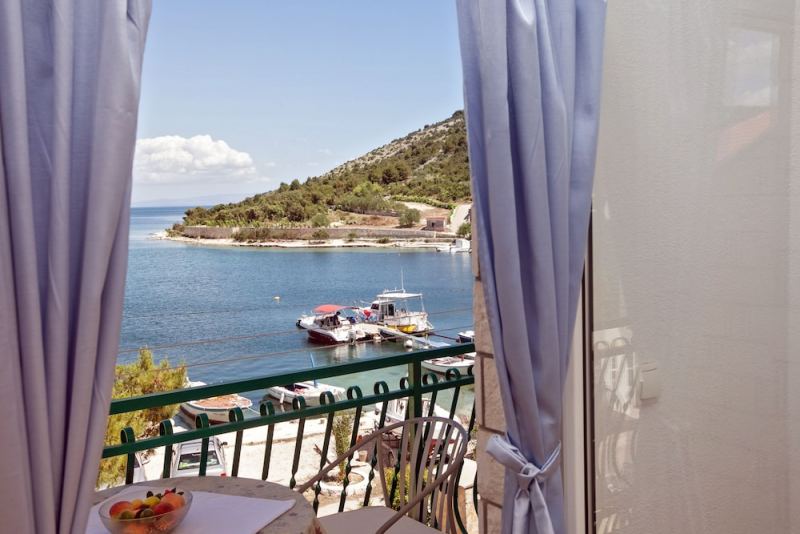 Villa Stana - Beachfront Apartments with Sea View & Free Parking, Vinisce, Croatia