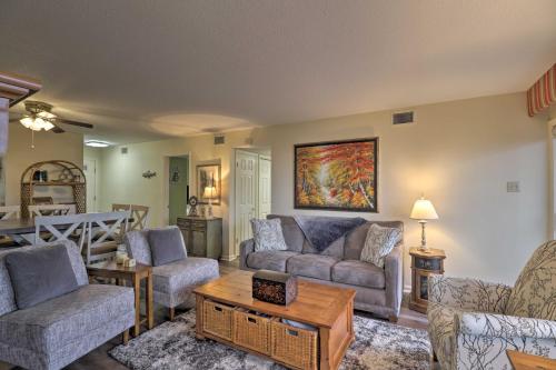 Condo with Balcony in Fairfield Bay Near Marina, Fairfield Bay, USA