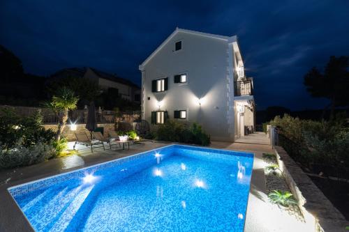 Villa Sun Garden 4 Star Villa with Heated Swimming Pool Quiet Bay Bbq 50m From the Sea, Milna, Croatia