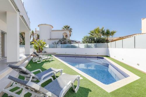 VILLA LIMOEIRO Beautiful new home nestled in the heart of GalÃ©, Guia, Portugal