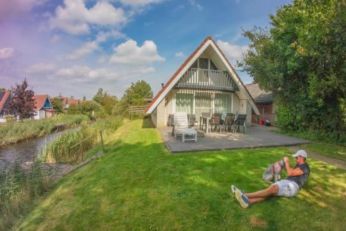6 Pers - Holiday Home With Sunny Terrace by a Typical Dutch Canal, Kollum, Netherlands