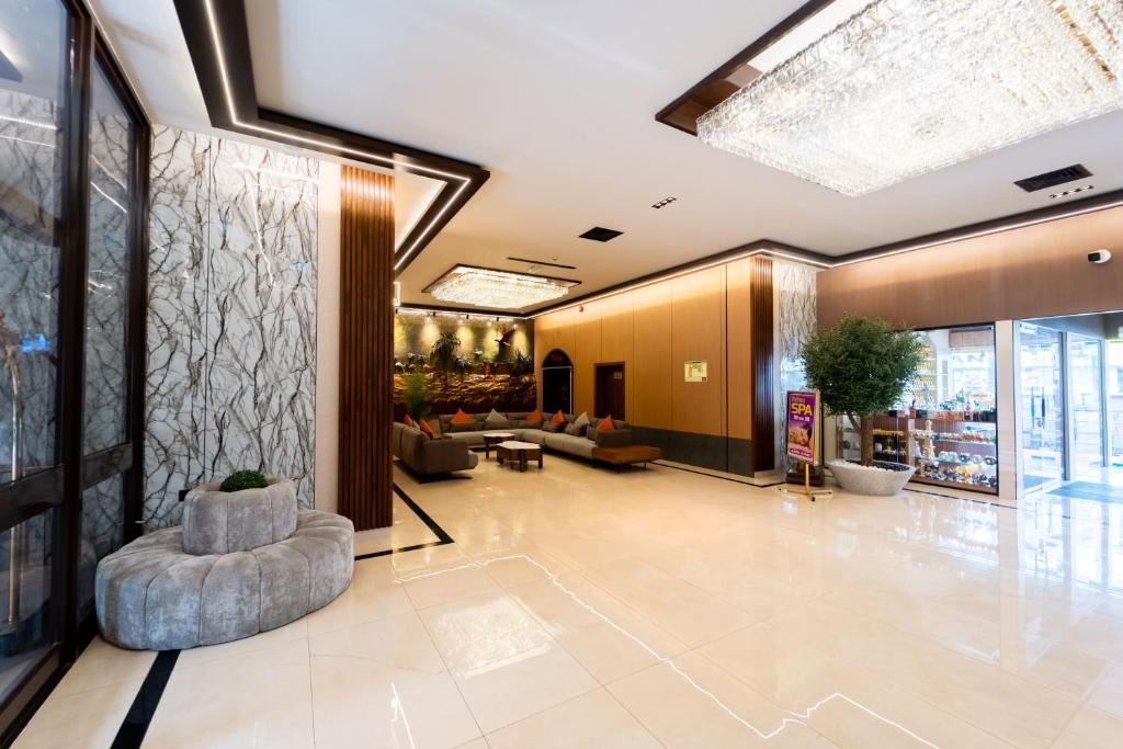 Grand Astoria Hotel