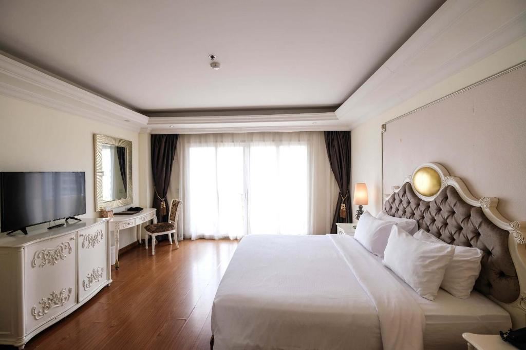 LK Miracle Suite Hotel