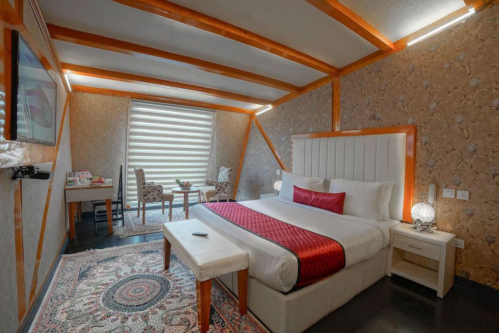 Hotel Rose Petal