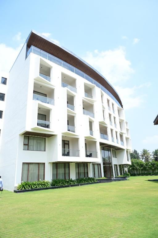 IJ Crowne Hotel
