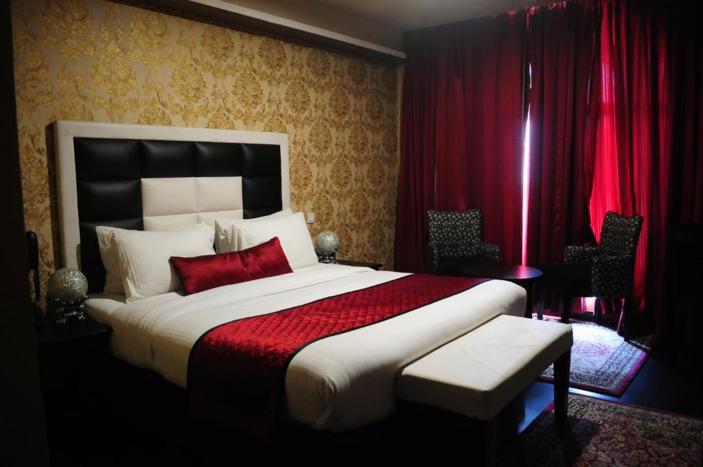 Hotel Rose Petal