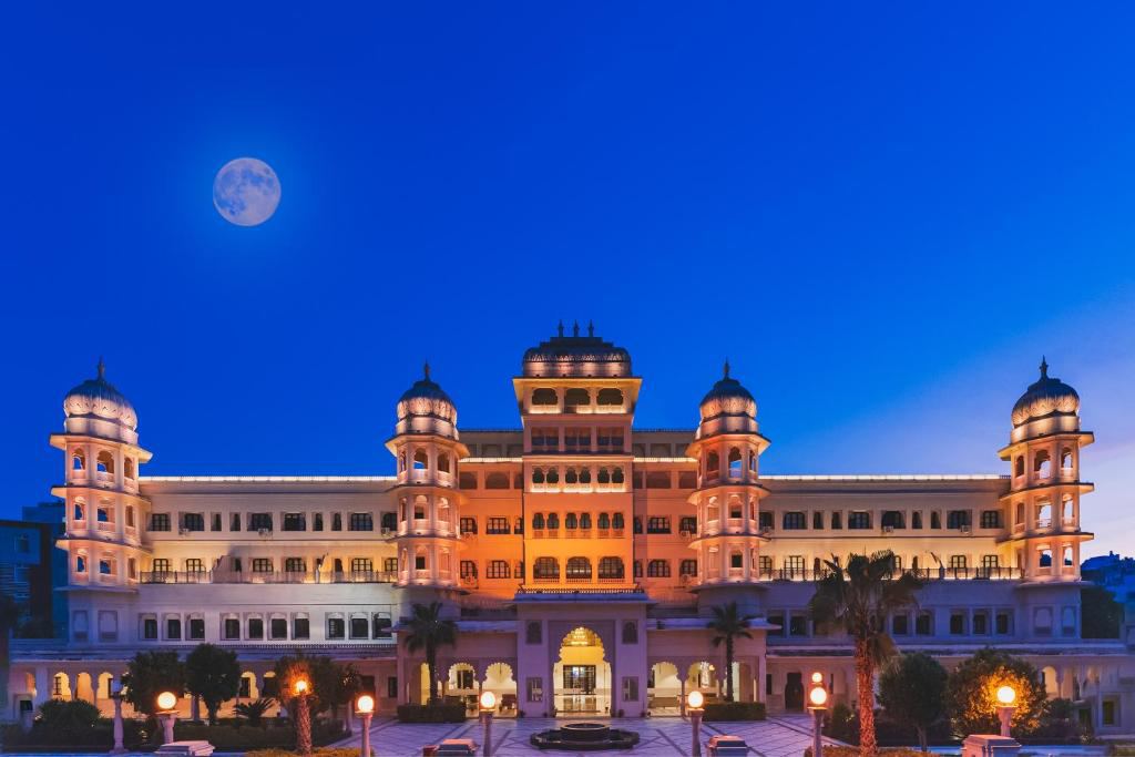 Shree Vallabh Vilas Lords Plaza