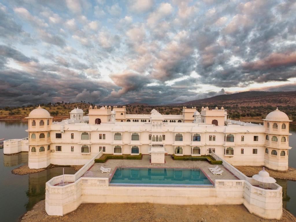jüSTa Lake Nahargarh Palace