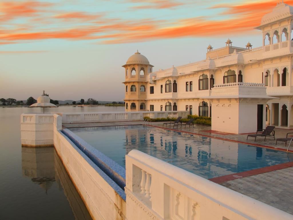 jüSTa Lake Nahargarh Palace