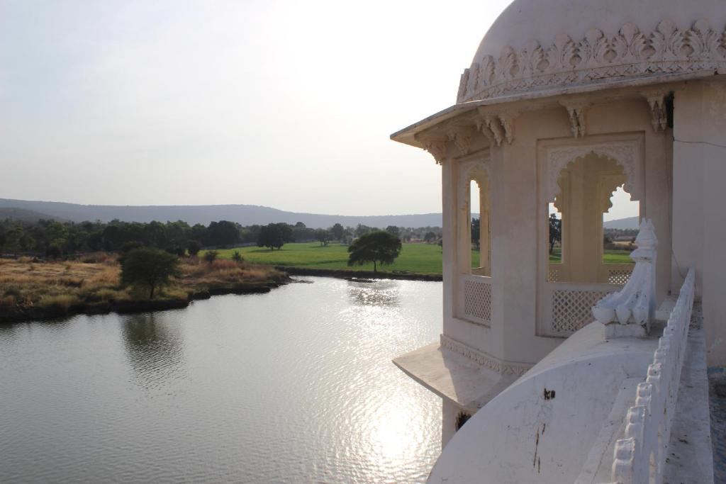 jüSTa Lake Nahargarh Palace