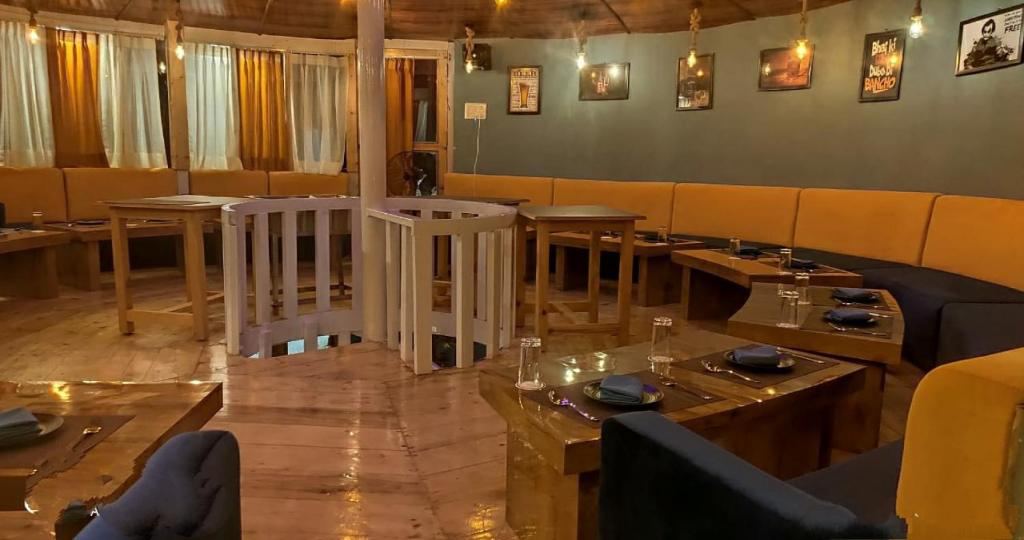 Rooftop Cottages & Restaurant, Pangot