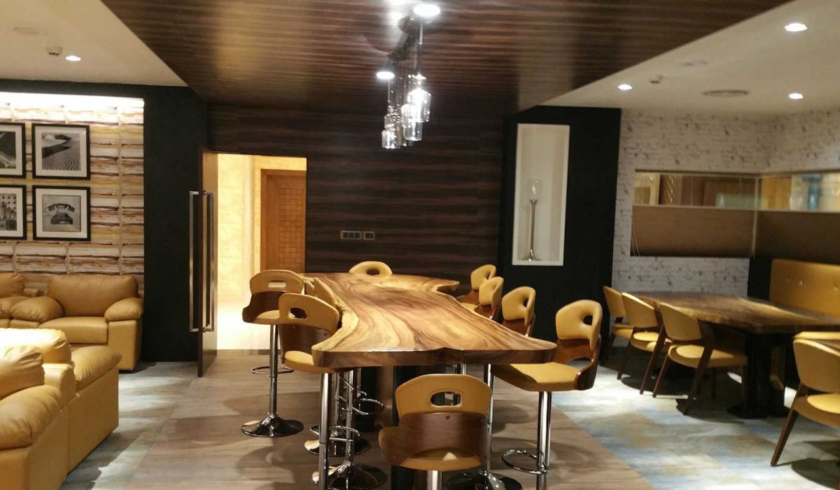 M crown Hotel