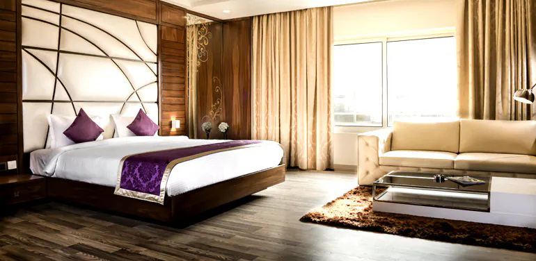 M crown Hotel