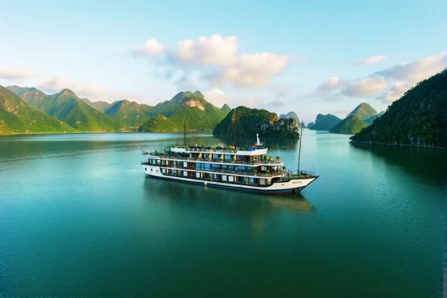 Ha Long Bay Day Cruise in Hạ Long, Vietnam