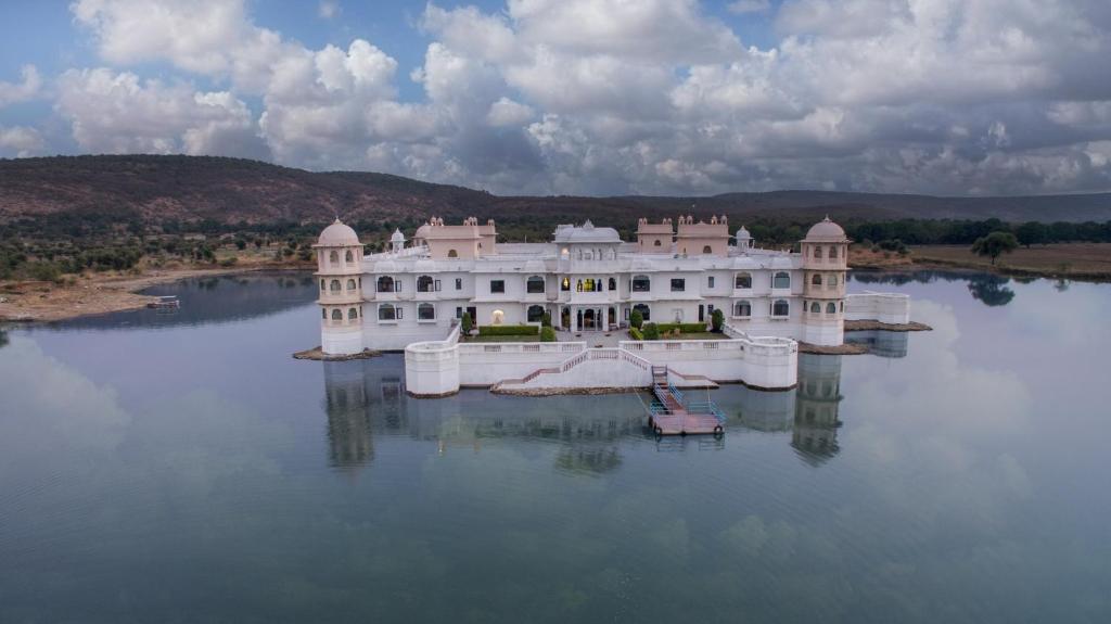 jüSTa Lake Nahargarh Palace